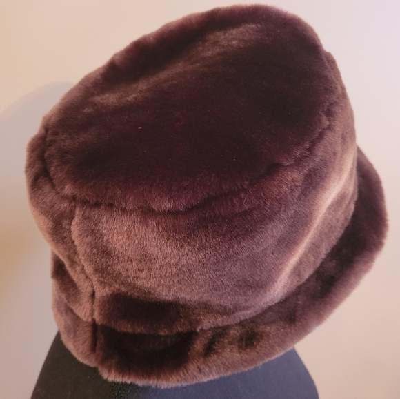 ๐HOST PICK๐ F.L.A.G. ACCESSORIES Faux Fur Bucket Hat - Picture 5 of 8